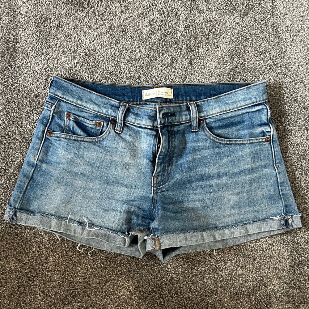 GAP Jean shorts size 27 3”. Stretch and super comfy